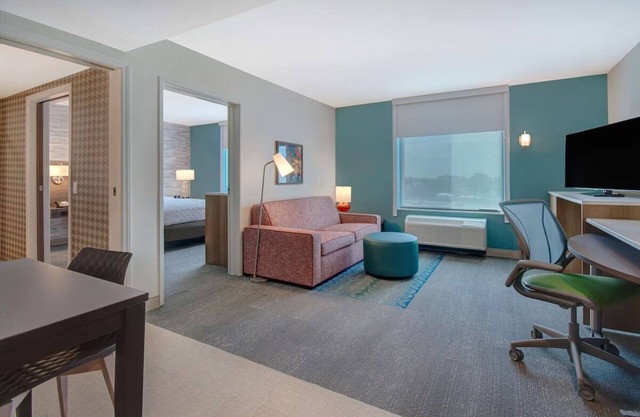 Modern Comforts! Pool, Parking, Breakfast. Minutes to Discovery Science Center!