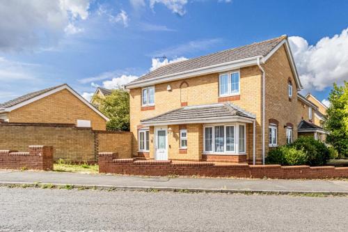 Modern & comfy 4 bedrooms Corby house free parking