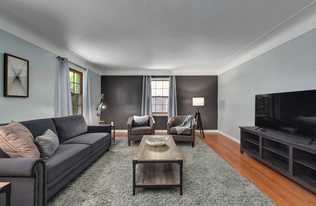 Modern & Comfy ~ Close to Cleveland Clinic ~ Long-Stays Welcome ~ Safe Area