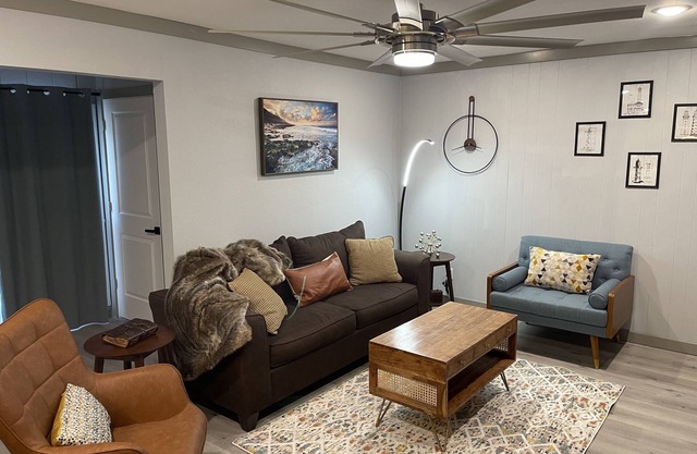 Modern Condo Lake 1+bed 2 bath n Bonus Bunk Rm 3 Pools 1 heated Heart of Destin