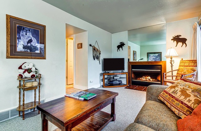 Modern condo with spectacular views - close to top ski resorts & walk to MARC