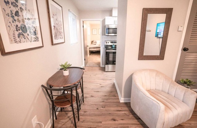 Modern Convenience ! Near Franklin Park! 1 BR Apt!