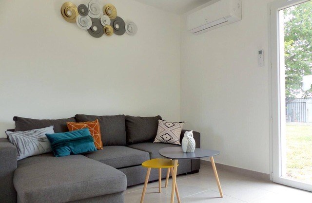 Modern cottage with large garden and air conditioning