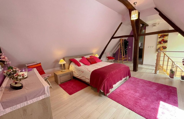 Modern Cottage Close to Downtown Amboise with Parking, WiFi, and Outdoor Terrace