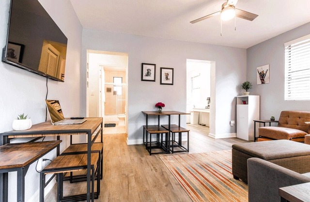 Modern Cottage-Pets Welcome/5 min to UF & Hospitals
