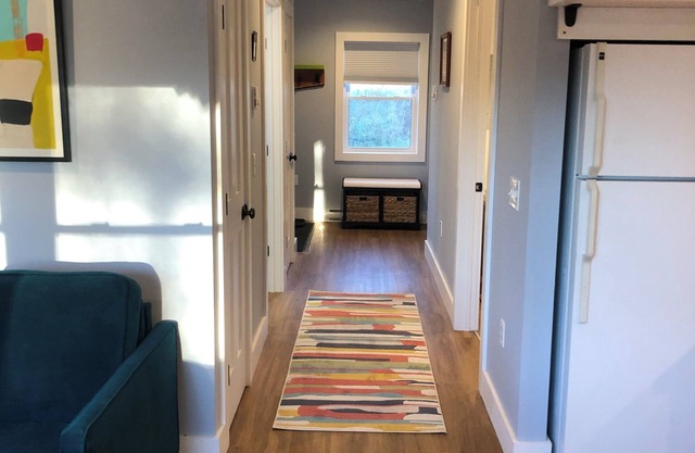 Modern cottage with Screened in Porch, close to Biking, Skiing and Burlington.