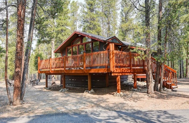 Modern Cozy 2BR Cabin Oasis - Fireplace, Firepit