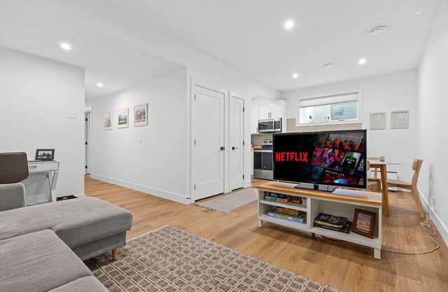 Modern, Cozy and Central Basement Unit! Close to Everything!