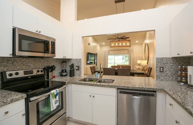 Modern Cozy Lakeside retreat with stunning view