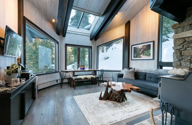 Modern~Cozy Mountain Getaway 3 Beds Max 6 adults