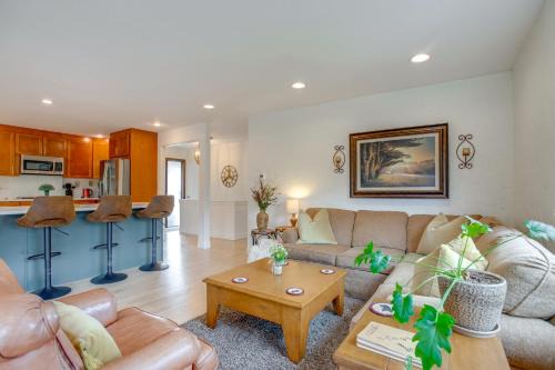 Modern Creekside Home 9 Mi to Downtown Denver