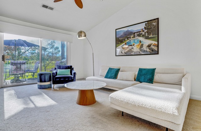 Modern Desert Retreat: Luxurious Comfort & Endless Activities