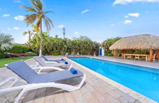 Modern Double Apt w/Pool View -Minutes to Beaches
