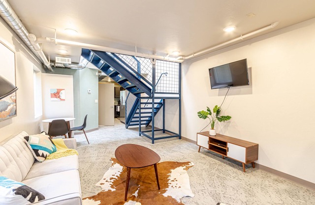 ⭐️ Modern Downtown loft | 2 BD/3 BA + Balcony