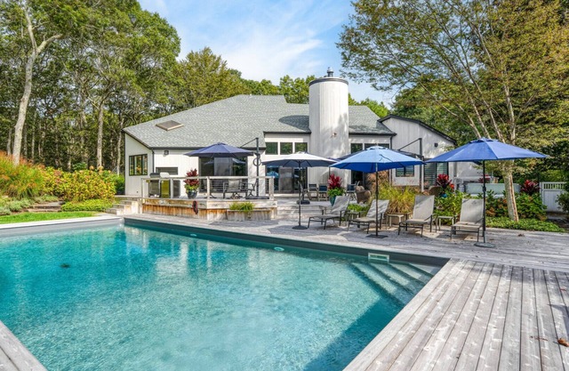 Modern East Hampton Retreat with Heated Pool, Hot Tub & Luxurious...