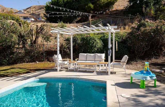 MODERN ELEGANCE: 4BR BURBANK HOUSE with SWIMMING POOL and FENCED PATIO/YARD p12