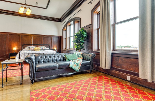 Modern Elegance: Timeless Crawfordsville Studio!