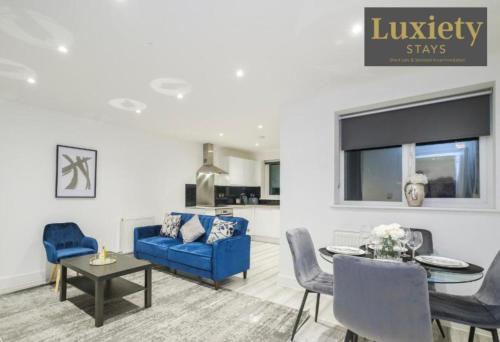 Modern & Elegant 1BR City Centre - Near High St & Southend Beach by Luxiety Stays