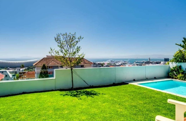 Modern Family Home w Garden, Pool & Stunning Views Bayview House