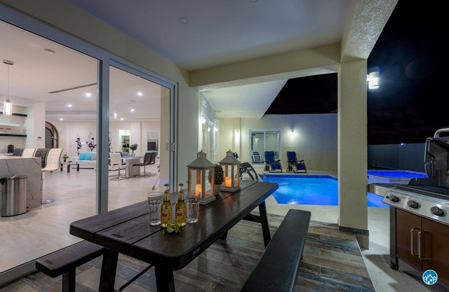 Modern Family Villa 4 bed-4. 5 bath -Pool, AC, BBQ, Free WiFi, Beach chairs!