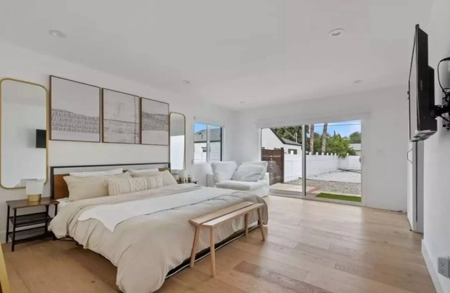 Modern Farm House 3 bedrooms 2 bathrooms with Backyard and Front Yard