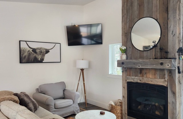 Modern Farmhouse Apartment in Town/Dog Friendly