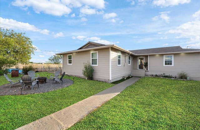 Modern Farmhouse Escape Firepit & Friendly Farm Animals Near Lake Travis