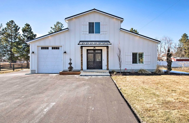 Modern Farmhouse w/Patio, Grill & Mtn Views!