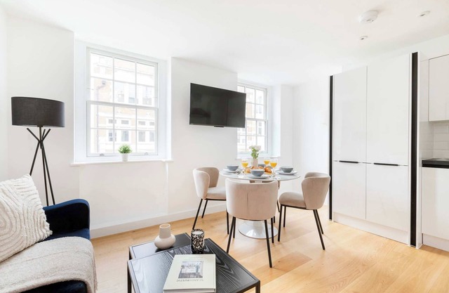 Modern Fitzrovia 1BR with Balcony by Soho