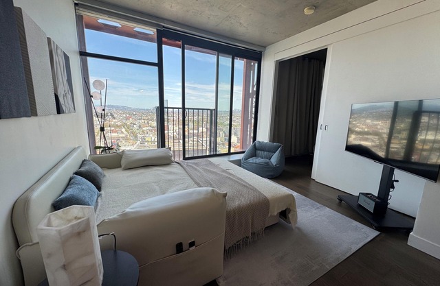 Modern Gastown Gem | Unbeatable Views+Luxe Comfort