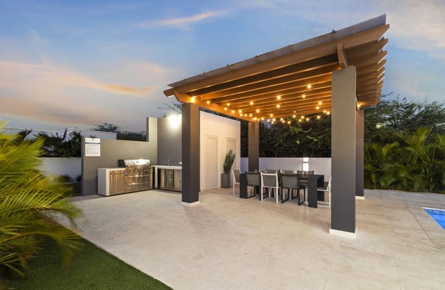 Modern Gem: Villa Biba Dushi's 5BR by Eagle Beach