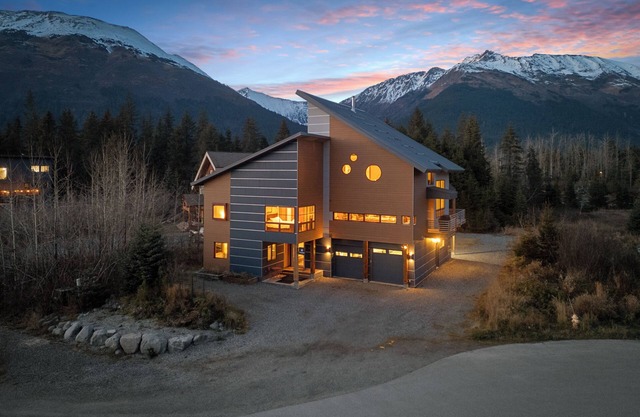 Modern Girdwood House w/Hot Tub, Sauna, and Fire Place