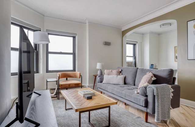 Modern Gold Coast 1BR w/Doorman & Gym, 2 blocks to L, by Blueground