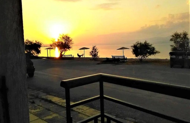 MODERN GROUND FLOOR APARTMENT ON the PEBBLES