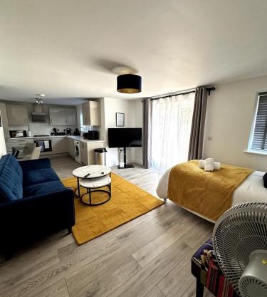 Modern Ground floor 2 Bed Room Apartment Work Leisure Free Parking