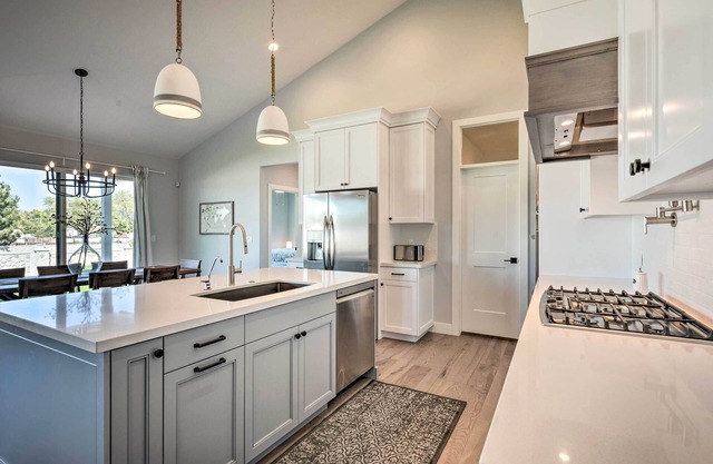 Modern Group-Friendly Home, 15 Mi to Downtown SLC!