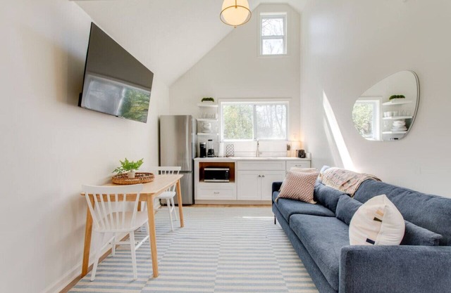 Modern Guest House Near MTSU, Walk to Dining Spots