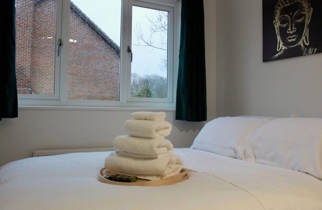 Modern Guest Lodge, Free Parking, 8Min LGW Airport