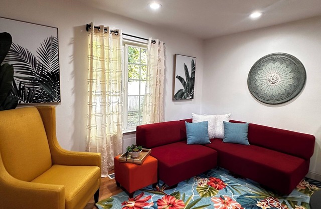 Modern Guesthouse W/Tennis Court & Swimming Pool! Short walk to Bidwell Park!