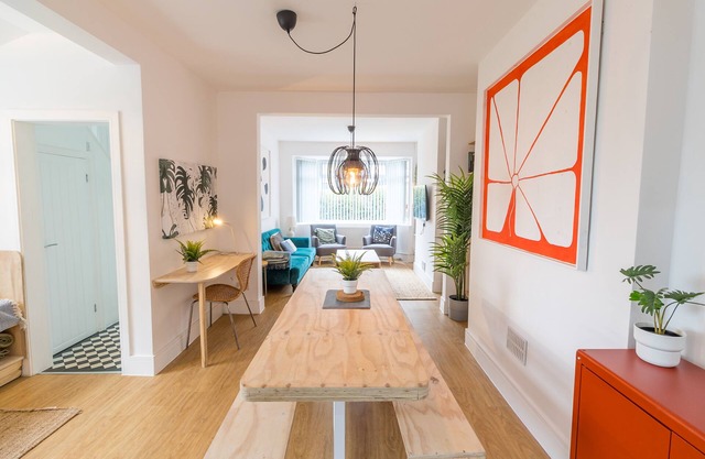 Modern Haven, Sleeps 6, Free Parking, Central.
