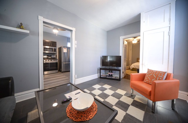 Modern Hidden Gem on the Hill. ★ Cute backyard ★