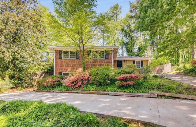 Modern Hideaway Sleeps 14, Backyard & WiFi