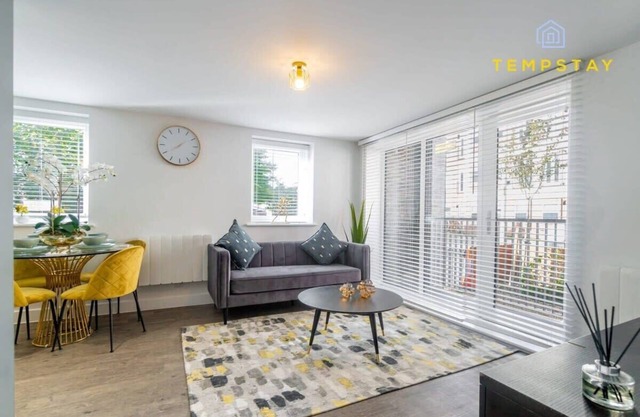 Modern High-Spec Apartment, Central, with Parking