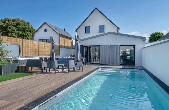 Modern house with pool for 15 - Center town