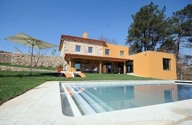 Modern holiday villa for 10 people in Cossourado