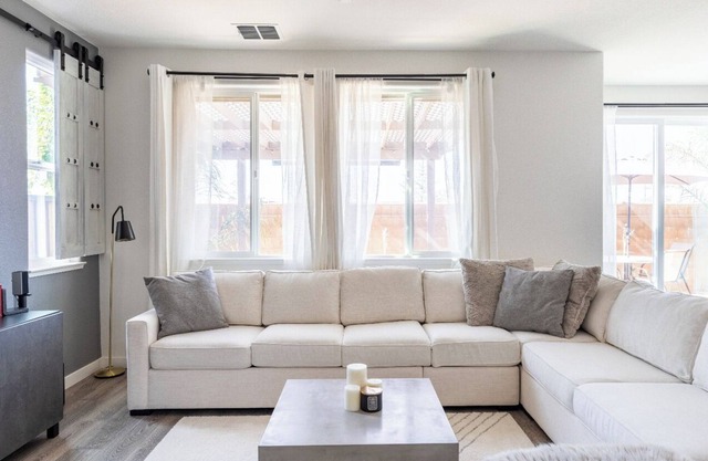 Modern Home Between Downtown & Airport