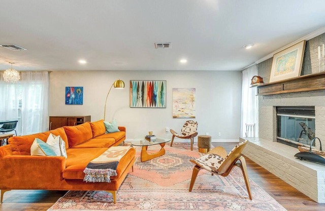 Modern Home close to Dickies!
