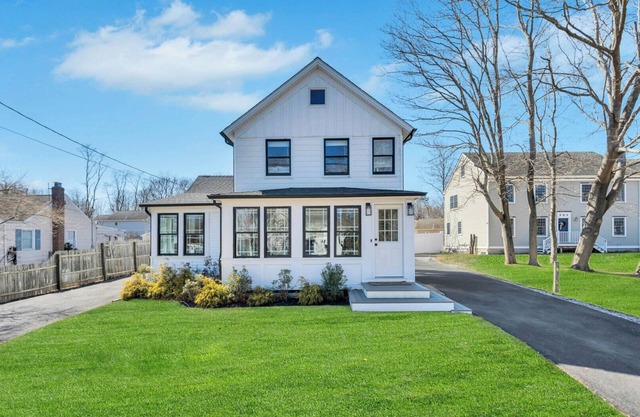 Modern home in Greenport, close to beaches, outdoor dining, perfect for families