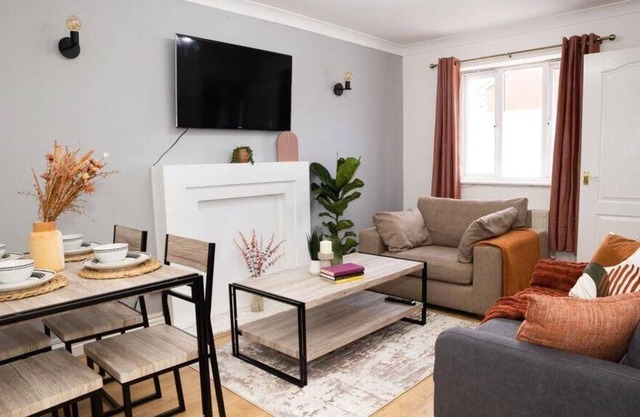 Modern Home in Haydock Sleeps 5