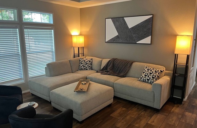 Modern Home in Quiet Mobile Home Community convenient to Town/Campus - King Bed